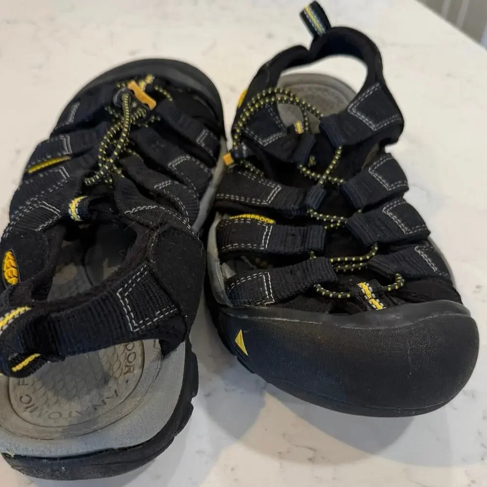 KEEN Newport H2 Men’s Size 8 Black Yellow Water Hiking Sandals 1001907